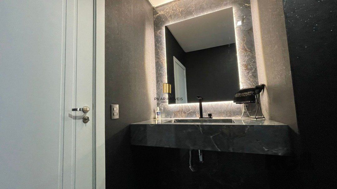 Linda Casa Ampla com 3 Suítes Construída Recentemente em Condomínio no Bairro Nobre de Gramado