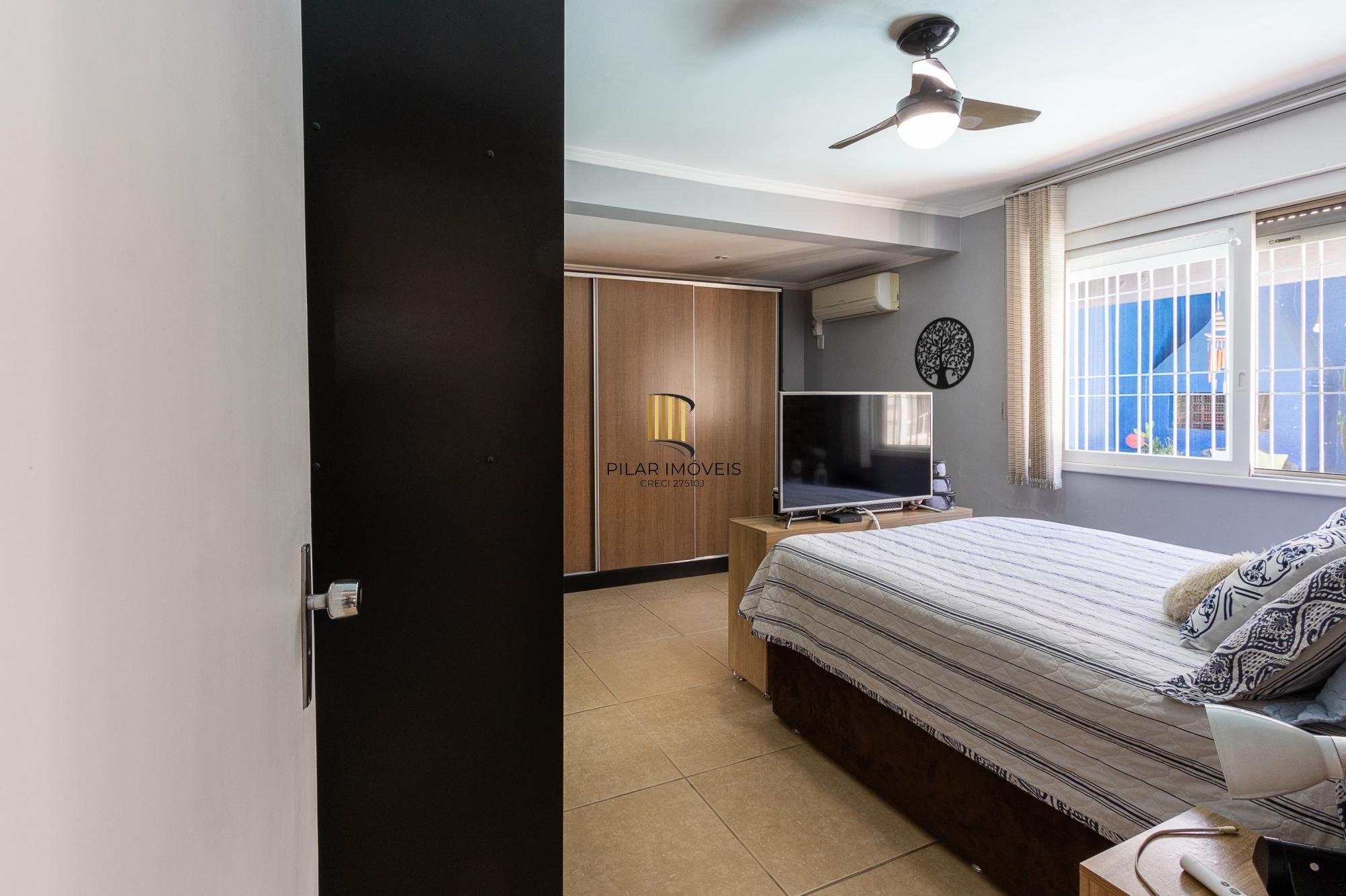 Casa de alvenaria, 4 dormitórios, 2 suítes, bairro Cristal.