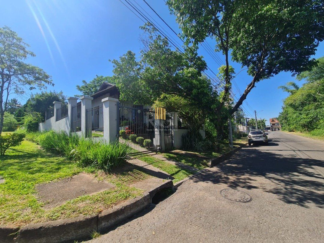 Casa em lindo terreno alto ao nível da rua medindo 10 × 32 onde consta uma residência térrea com 136m2 de área privativa,