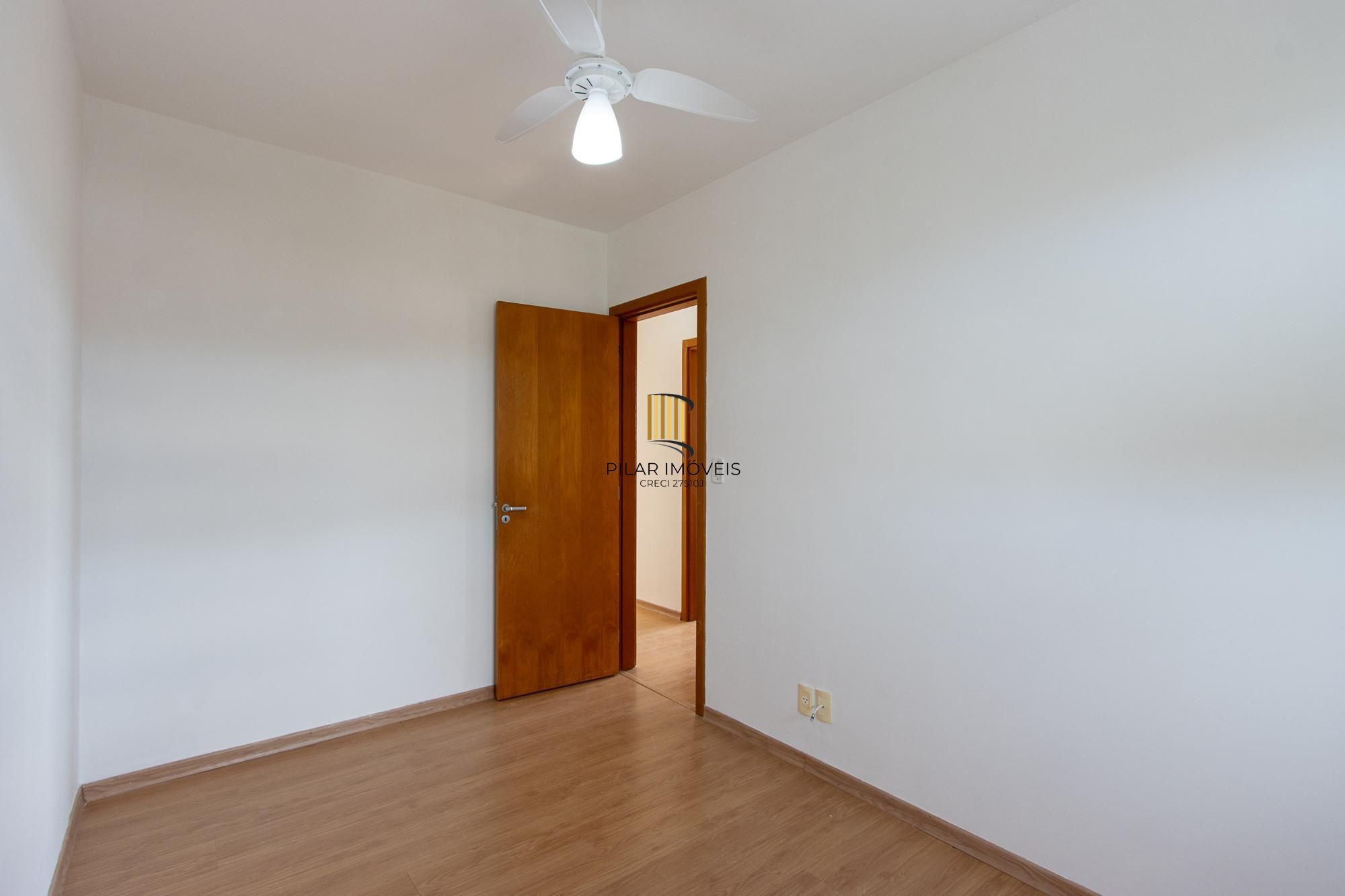 Apartamento de 3 dormitórios, 1 banheiro e uma vaga de garagem.