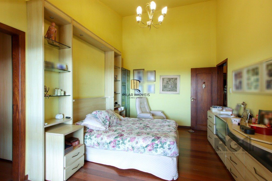 Casa com 4 dormitórios, sendo 1 suíte, com 2 vagas cobertas, no bairro Nonoai, Porto Alegre, RS