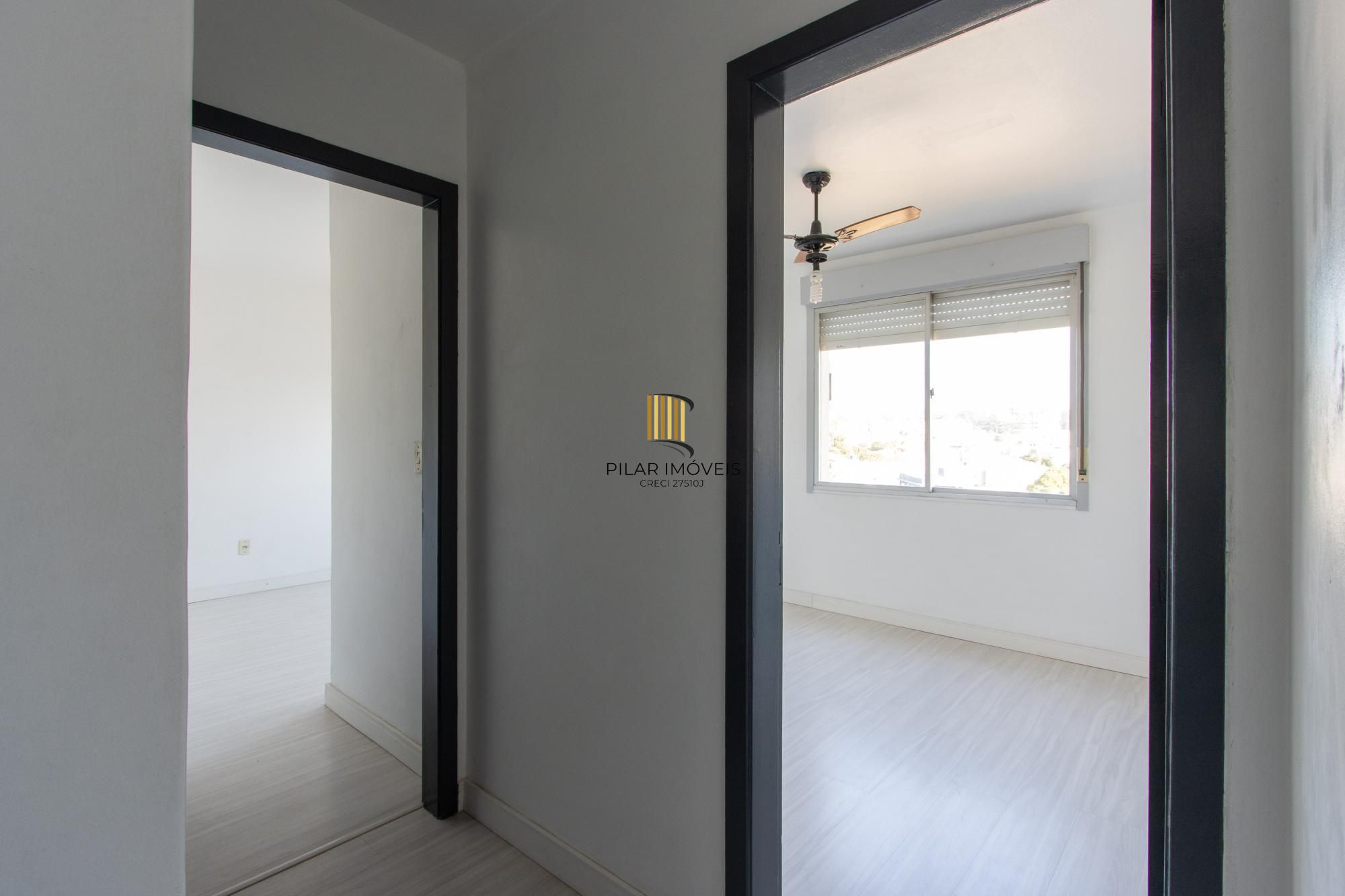 Apartamento semimobiliado à venda no bairro Cristal, 2 dormitórios, 2 banheiros, 1 vaga coberta e vista livre para o Guaíba