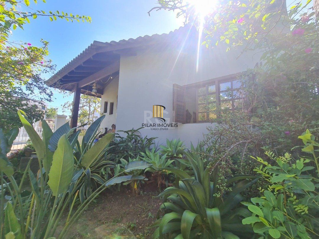 Casa em lindo terreno alto ao nível da rua medindo 10 × 32 onde consta uma residência térrea com 136m2 de área privativa,