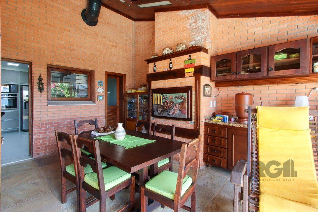 Casa com 4 dormitórios, sendo 1 suíte, com 2 vagas cobertas, no bairro Nonoai, Porto Alegre, RS