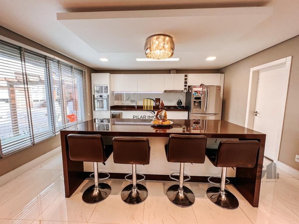 Excelente residência com aproximadamente 219m² privativos,
