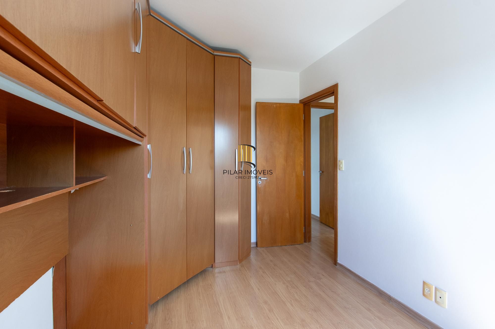 Apartamento de 3 dormitórios, 1 banheiro e uma vaga de garagem.