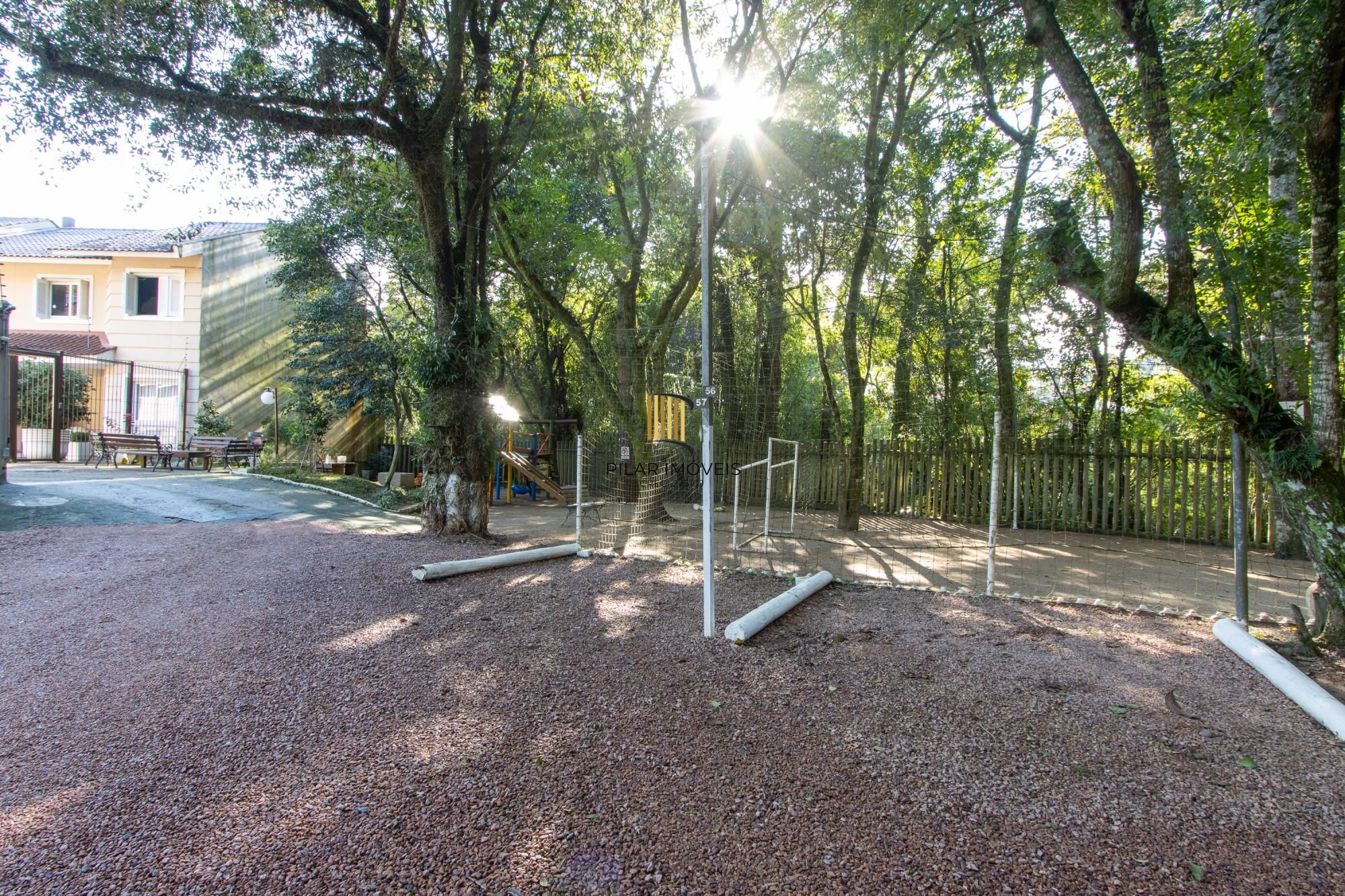 Casa em condomínio, com 3 quartos, com suíte, 2 vagas cobertas, churrasqueira, no Bairro Nonoai.