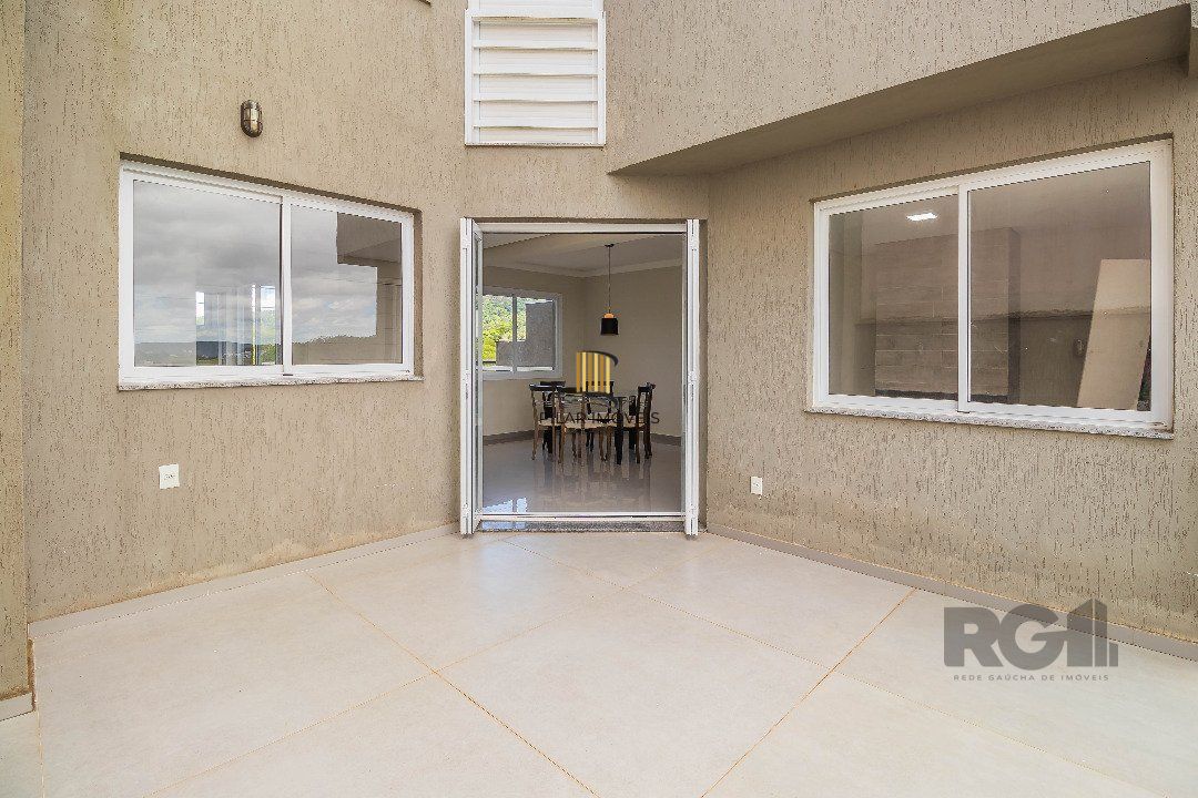 Sobrado, 185 metros quadrados privativo, com 3 quartos, 1 suíte, Living e cozinha integrados, lareira, churrasqueira, lavabo e 2 vagas de garagem.                       e 2 vagas de garagem