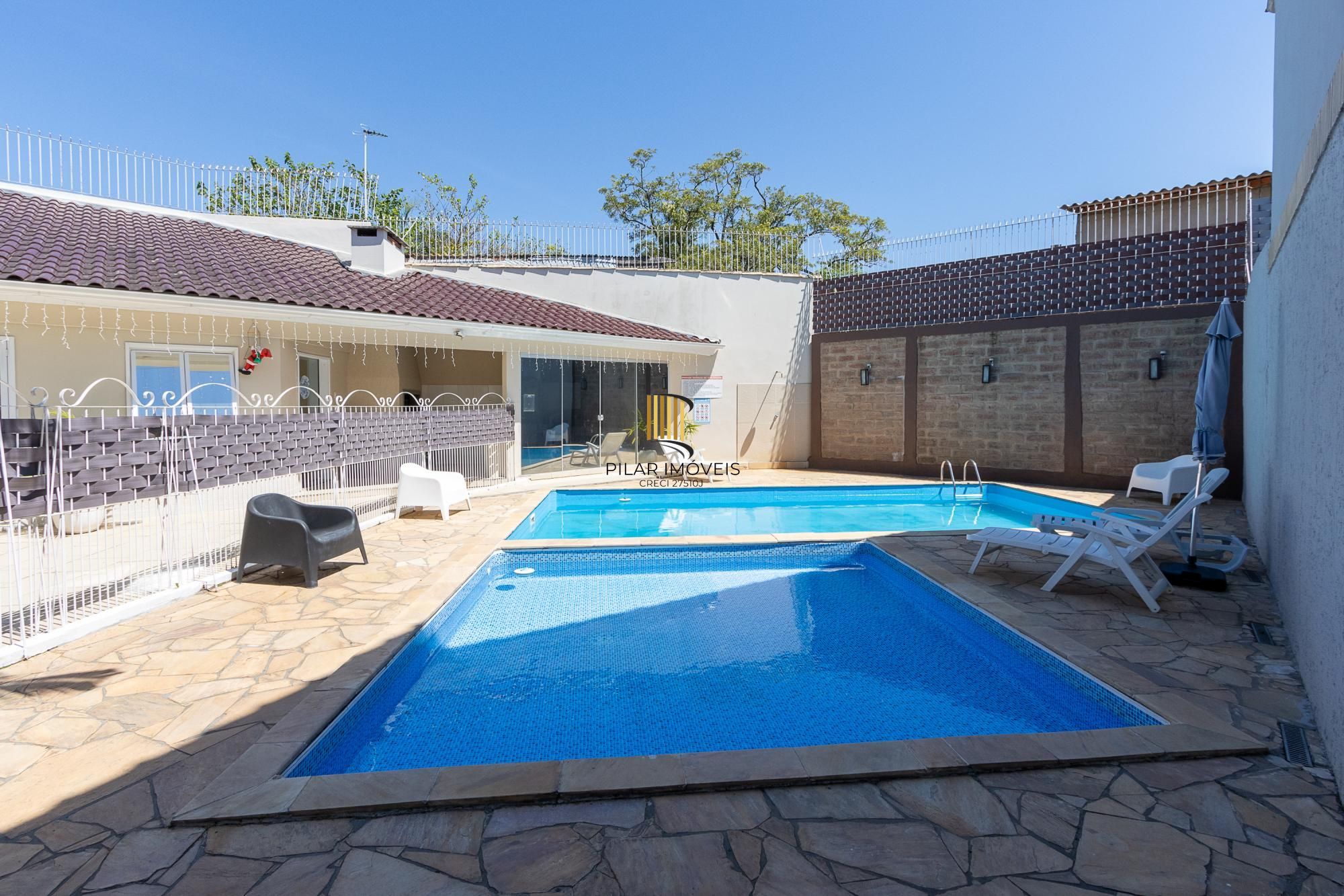 Casa de condomínio, de 3 dormitórios, 1 suíte e 2 vagas de garagem.