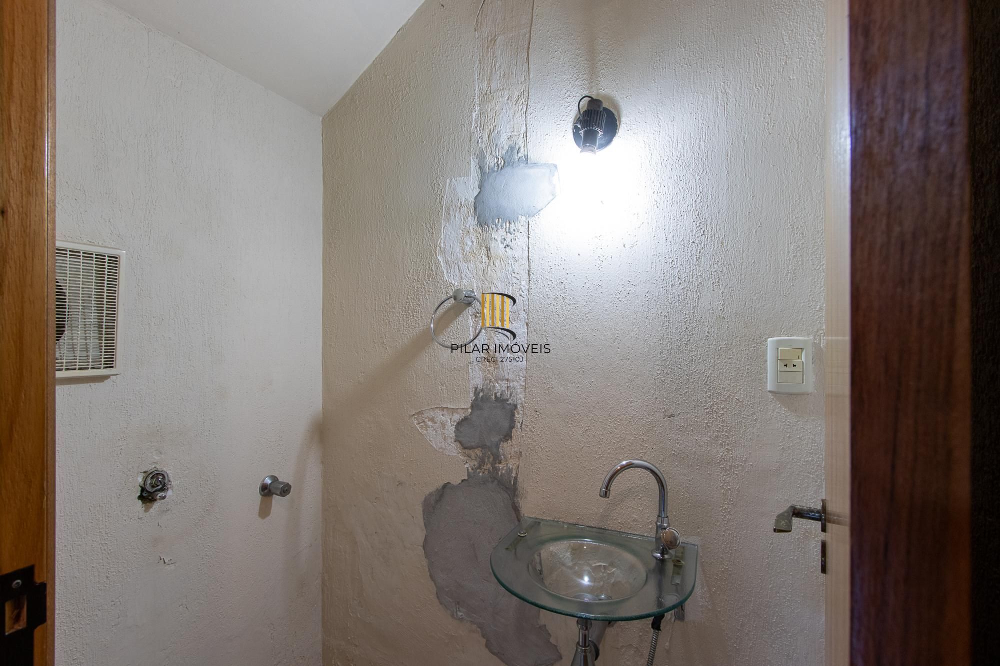 Casa de condomínio, 3 dormitórios, 1 suíte, 1 vaga coberta, no bairro Cristal.