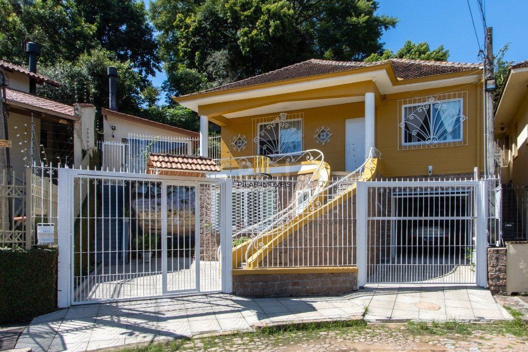 Sobrado à venda no Bairro Medianeira, reformado, 3 quartos, lareira, churrasqueira, 3 vagas - Pilar Imóveis