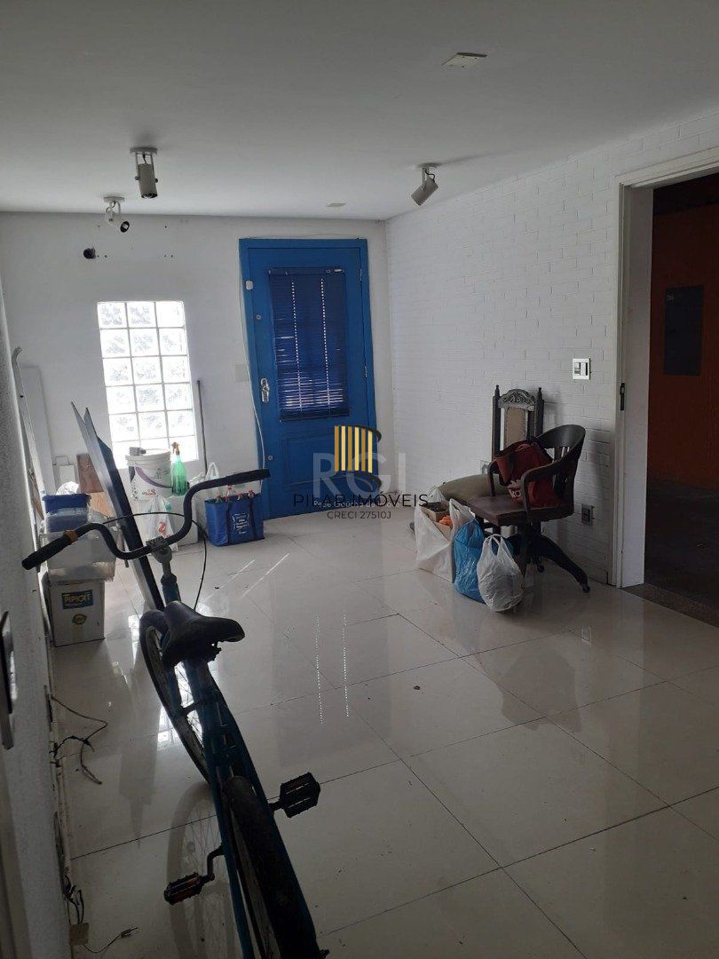 Casa 03 dormitórios, 01 suíte, 02 vagas de garagem,