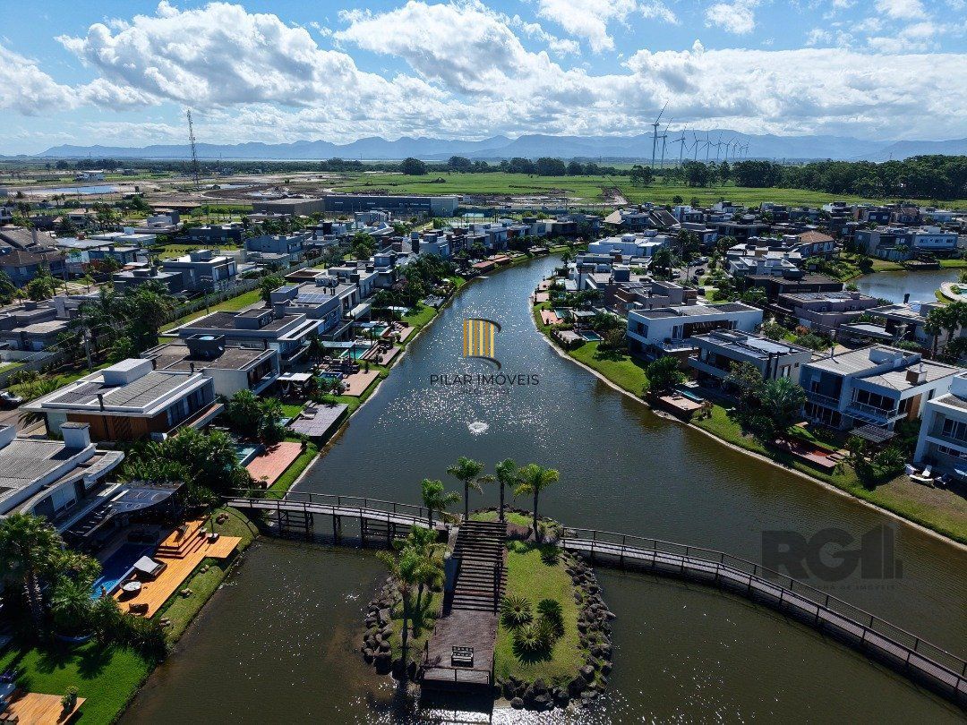SOBRADO BEIRA LAGO À VENDA NO CONDOMÍNIO MALIBU 