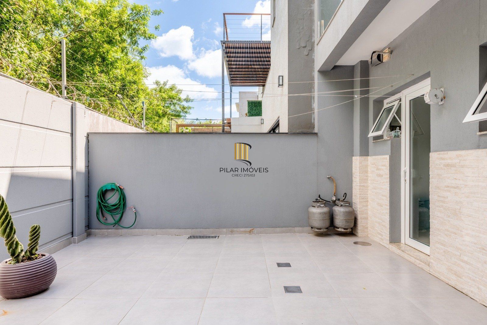 Casa em Condomínio com 228m² e 3 dormitórios, 1 suíte, 3 vagas no bairro Sarandi