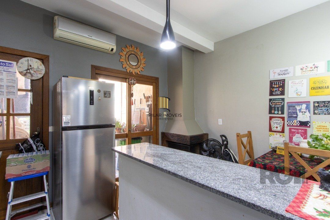 Sobrado com 2 dormitórios, com churrasqueira, lareira, pátio, na Zona Sul.