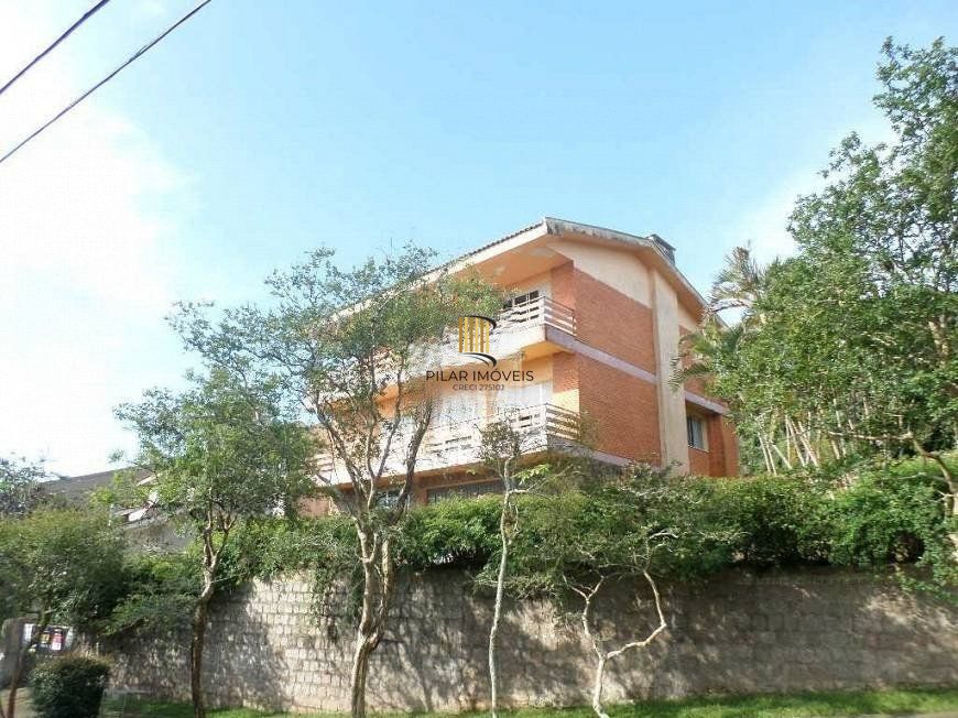 residência com vista panorâmica espetacular para o Guaíba em todos os cômodos da casa, hall de entrada, gabinete, lavabo, living para três ambientes com sacada e vista