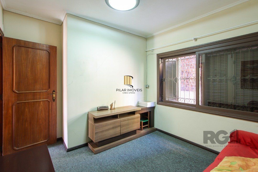 Casa a venda com 03 dormitórios, living 03 ambientes com vista para o Rio.