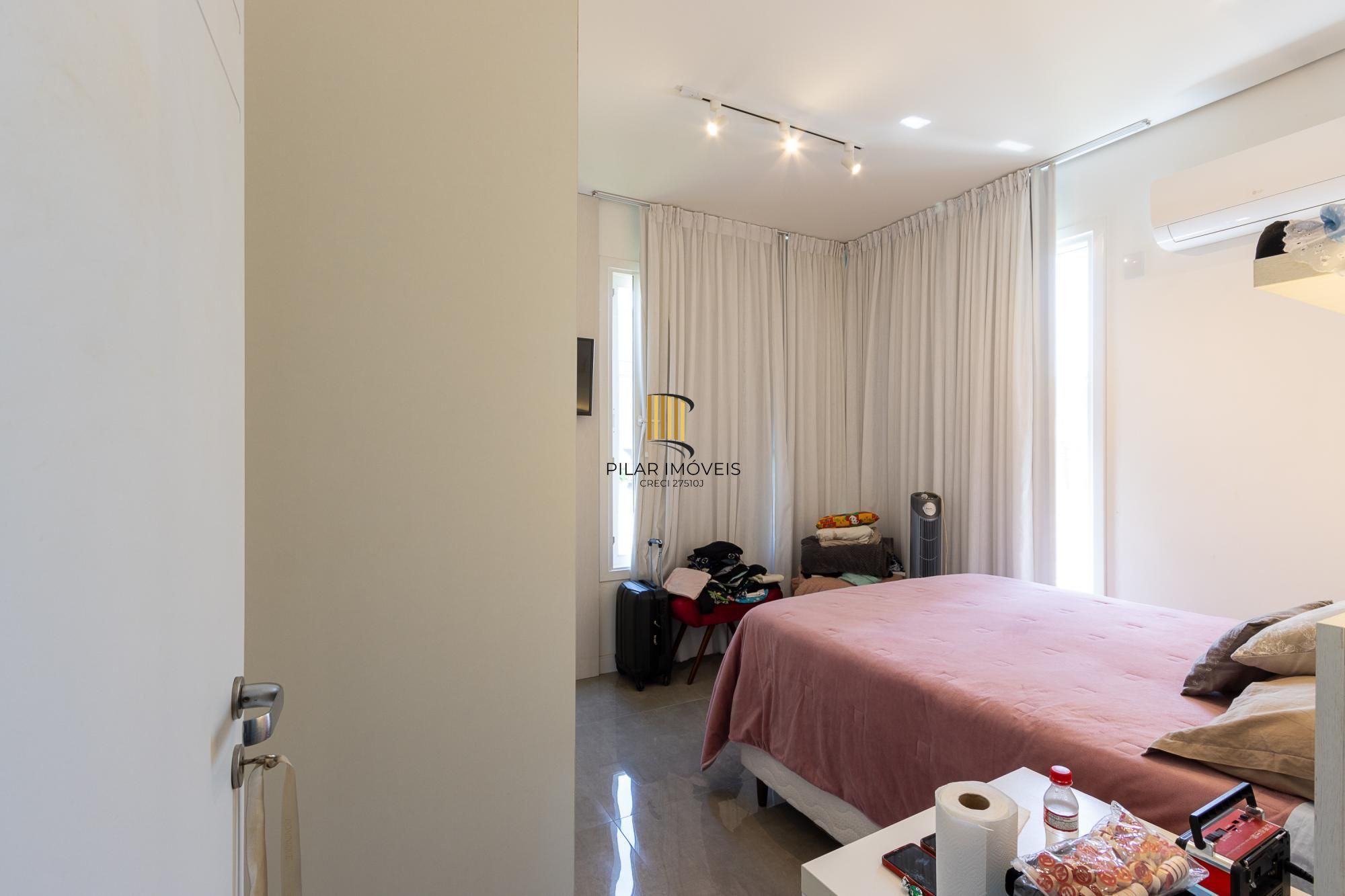 Casa de Condomínio 4 dormitórios no bairro Vila Nova