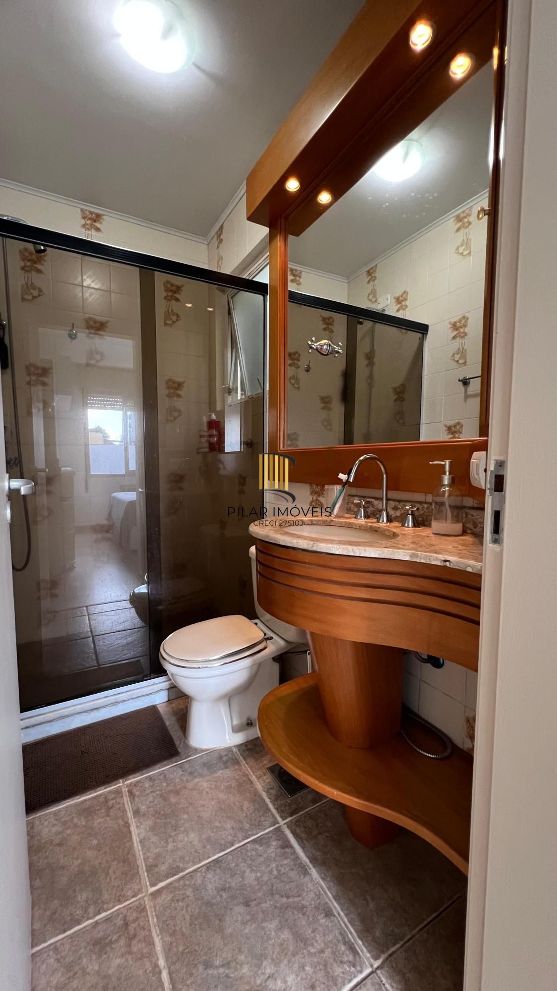 Cobertura no bairro Menino Deus com 01 dormitório sendo suíte