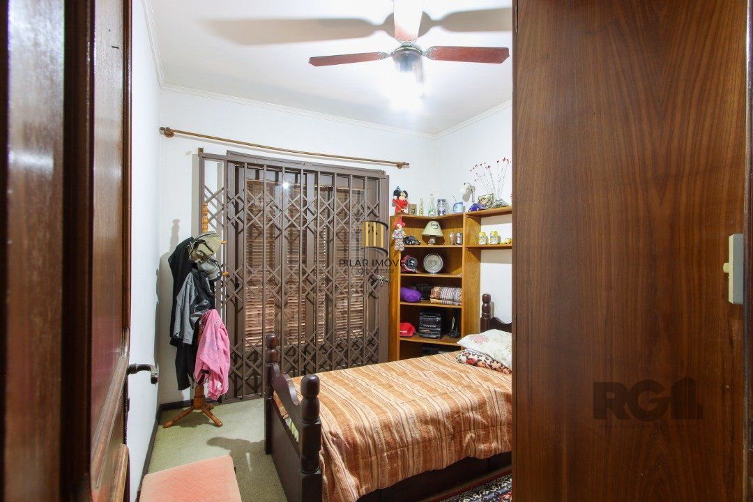 Casa a venda com 03 dormitórios, living 03 ambientes com vista para o Rio.