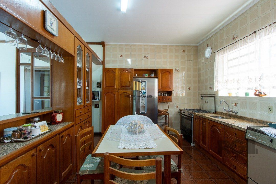 Casa com 4 quartos, suíte, churrasqueira, lareira, garagem coberta e lindo jardim.