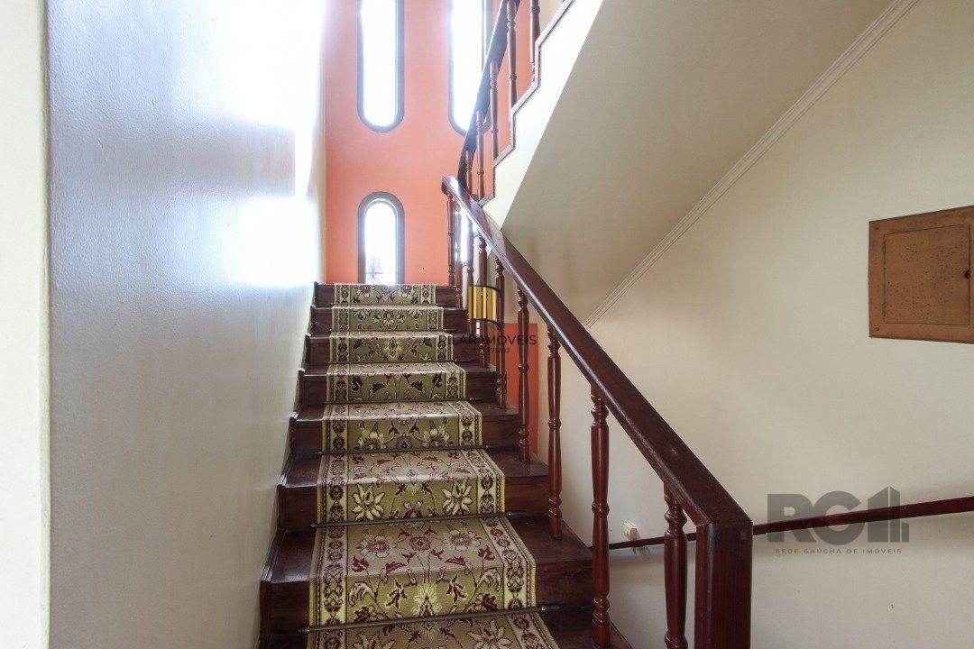 Casa a venda com 03 dormitórios, living 03 ambientes com vista para o Rio.
