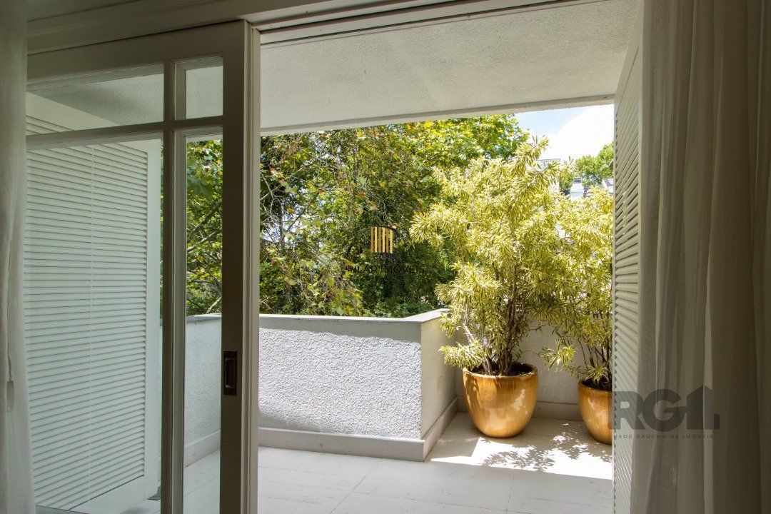 Casa em condominio, mobiliada com 741m² privativos , com 3 suítes- master