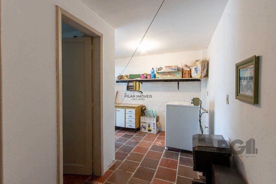 Casa térrea, 2 quartos, 2 vagas, edicula com 1 quarto e um banheiro - Bairro Tristeza