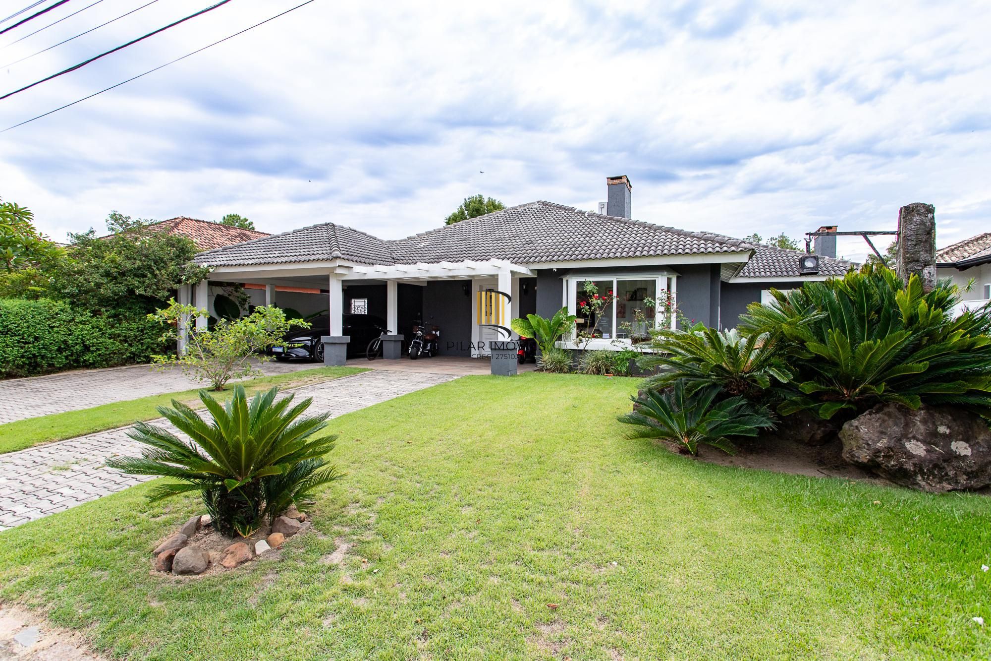 Casa térrea no Condominio Terra Ville, com patio e piscina.