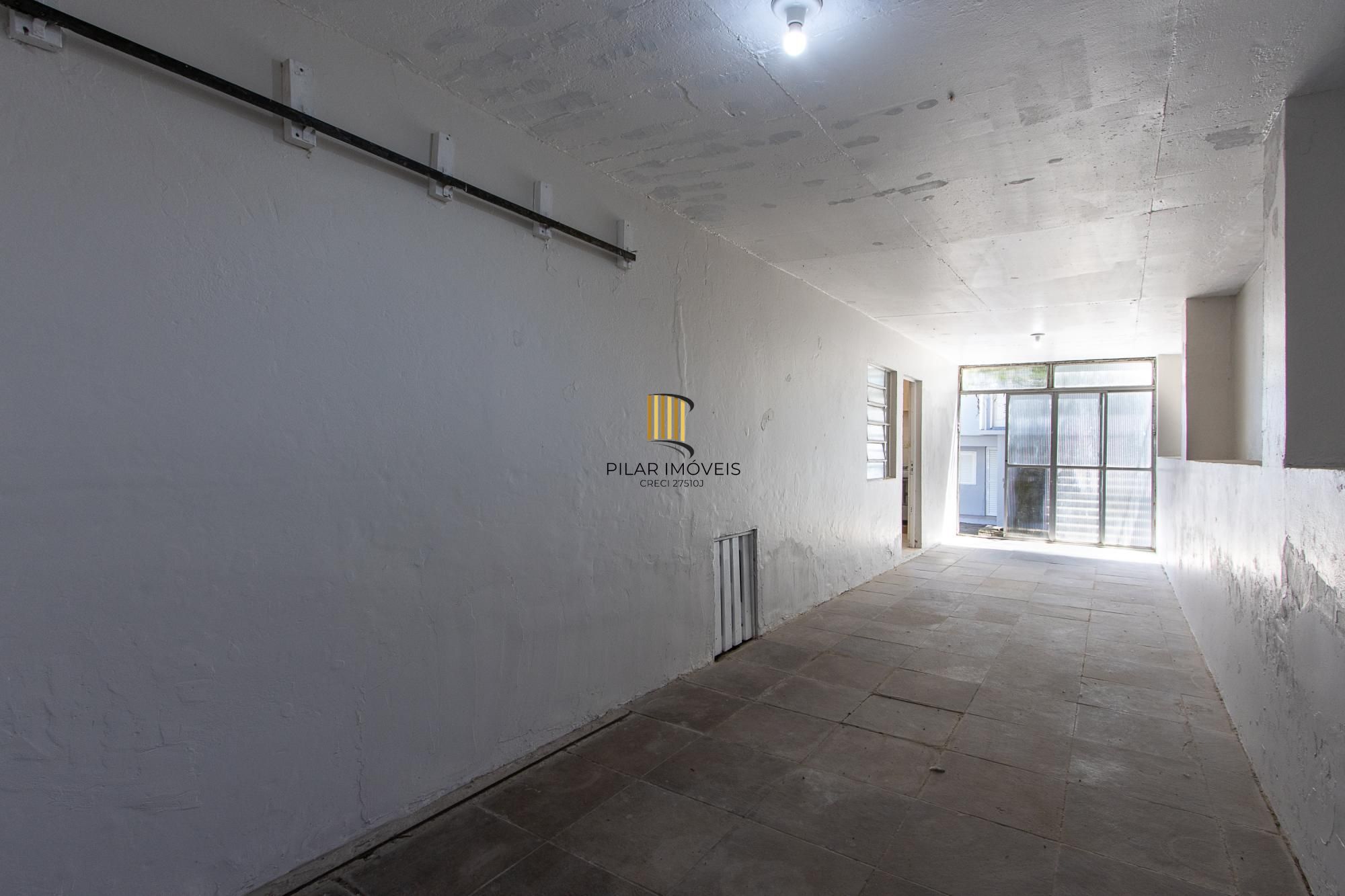 Casa de alvenaria, com 3 quartos, 1 suíte e 3 vagas de garagem.