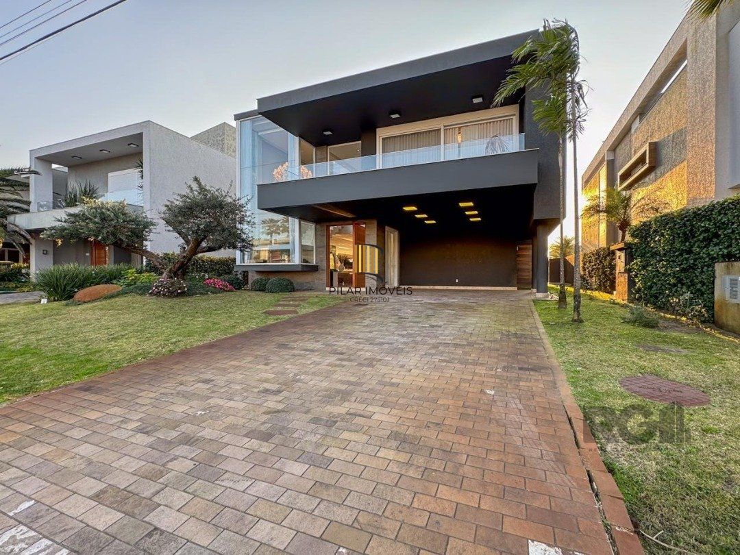 Excepcional sobrado 5 dormitórios com 5 suítes, totalmente mobiliado e ricamente decorado a beira lago em Xangrilá, no Condomínio Enseada.