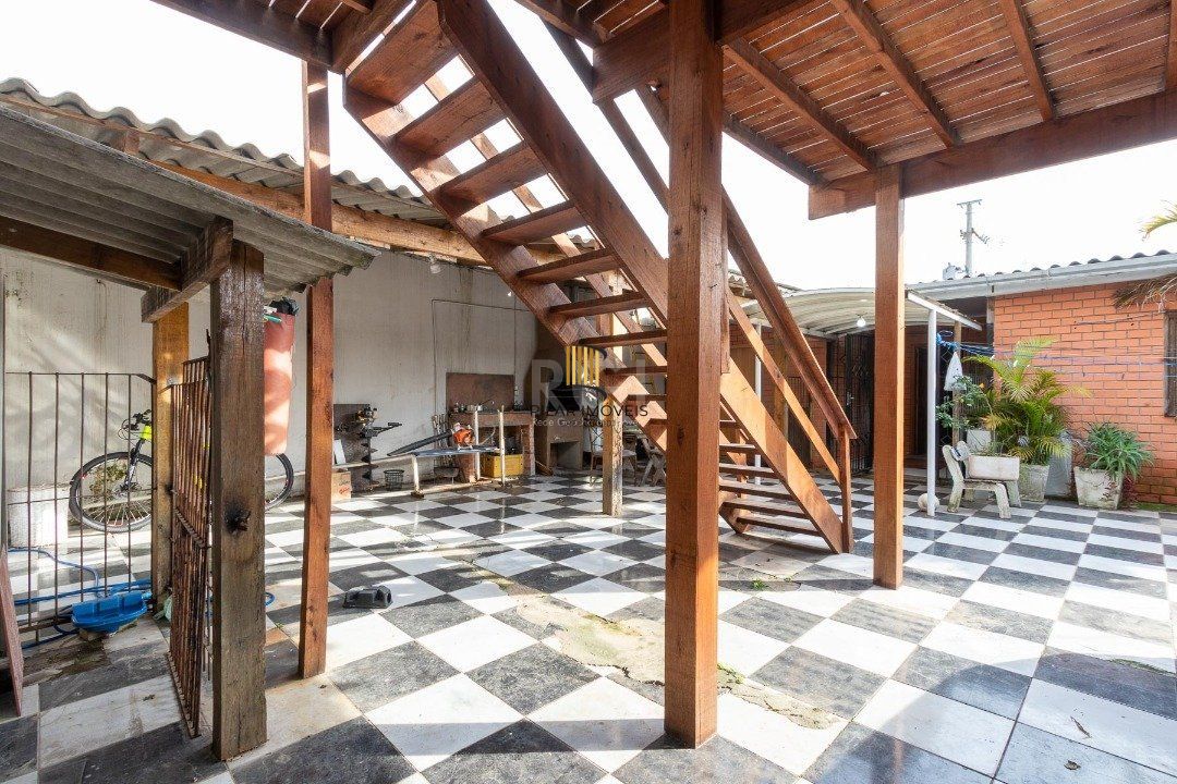 Sobrado para Venda - 300m², 3 dormitórios, sendo 1 suites, 3 vagas - Cavalhada