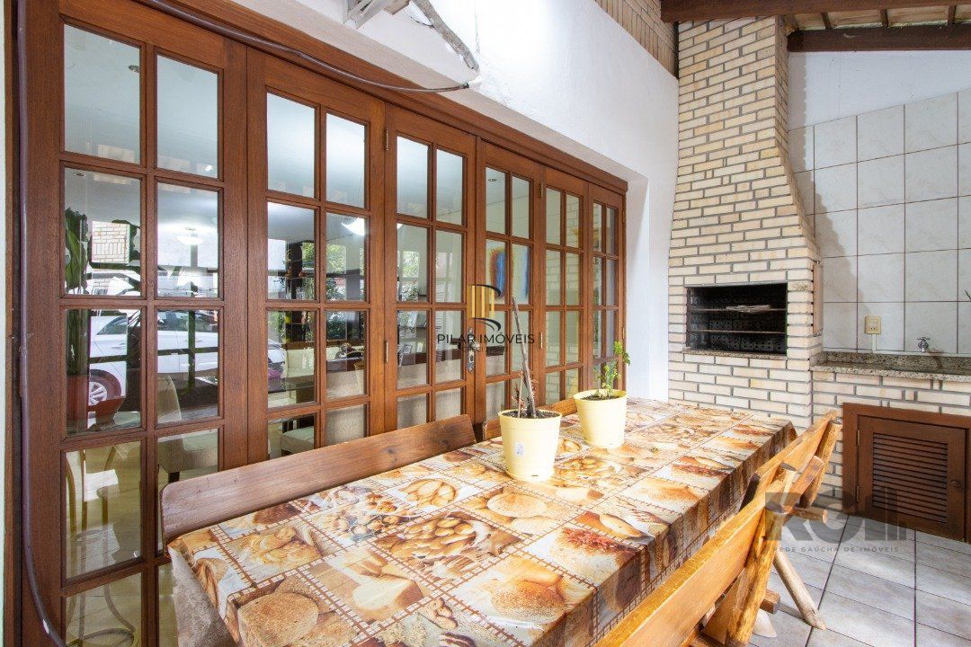 Casa para Venda - 180.3m², 3 dormitórios, sendo 1 suites, 3 vagas - Guarujá
