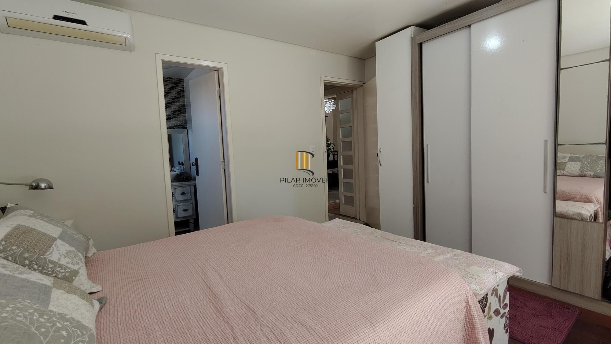 Casa térrea, 2 dormitórios, 1 suíte e 2 vagas no bairro Aberta dos Morros.