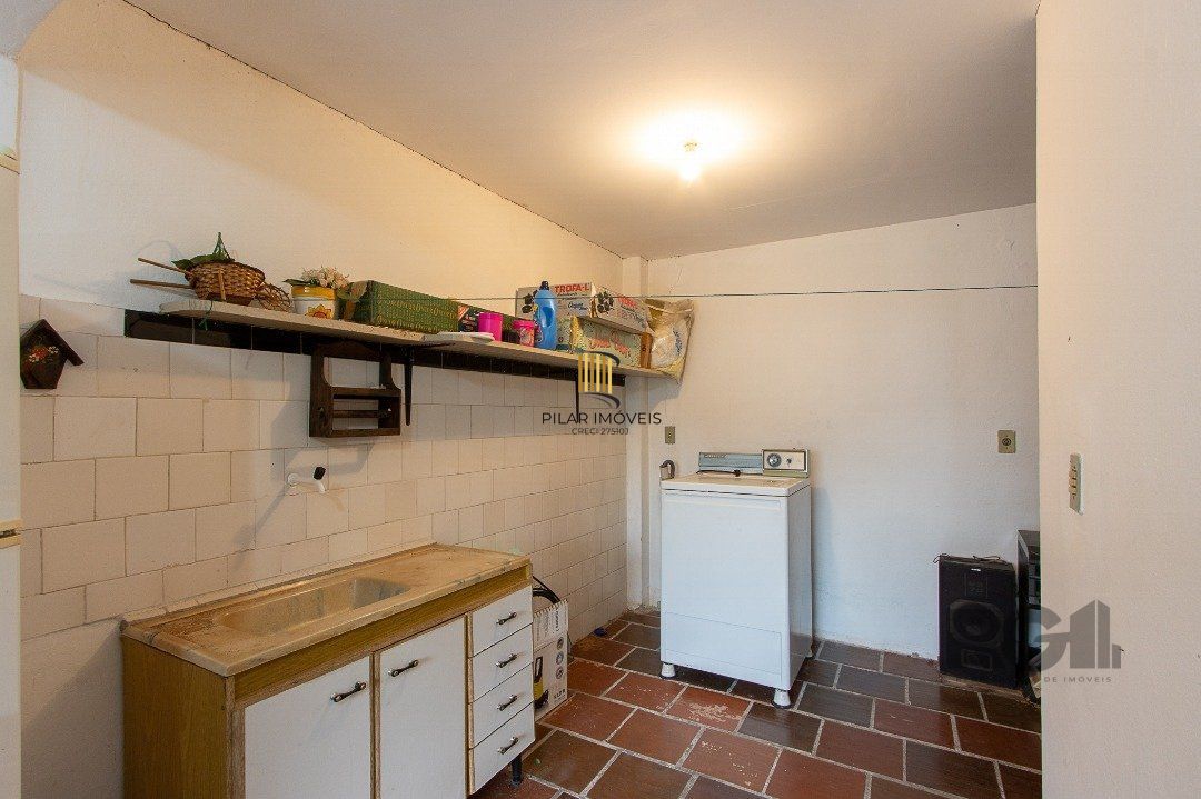 Casa térrea, 2 quartos, 2 vagas, edicula com 1 quarto e um banheiro - Bairro Tristeza