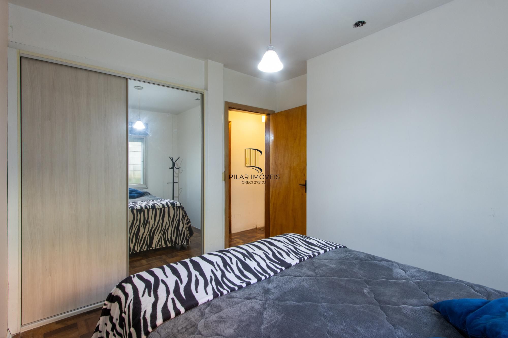 Apartamento térreo com pátio privativo no coração do Menino Deus, 2 dormitórios.