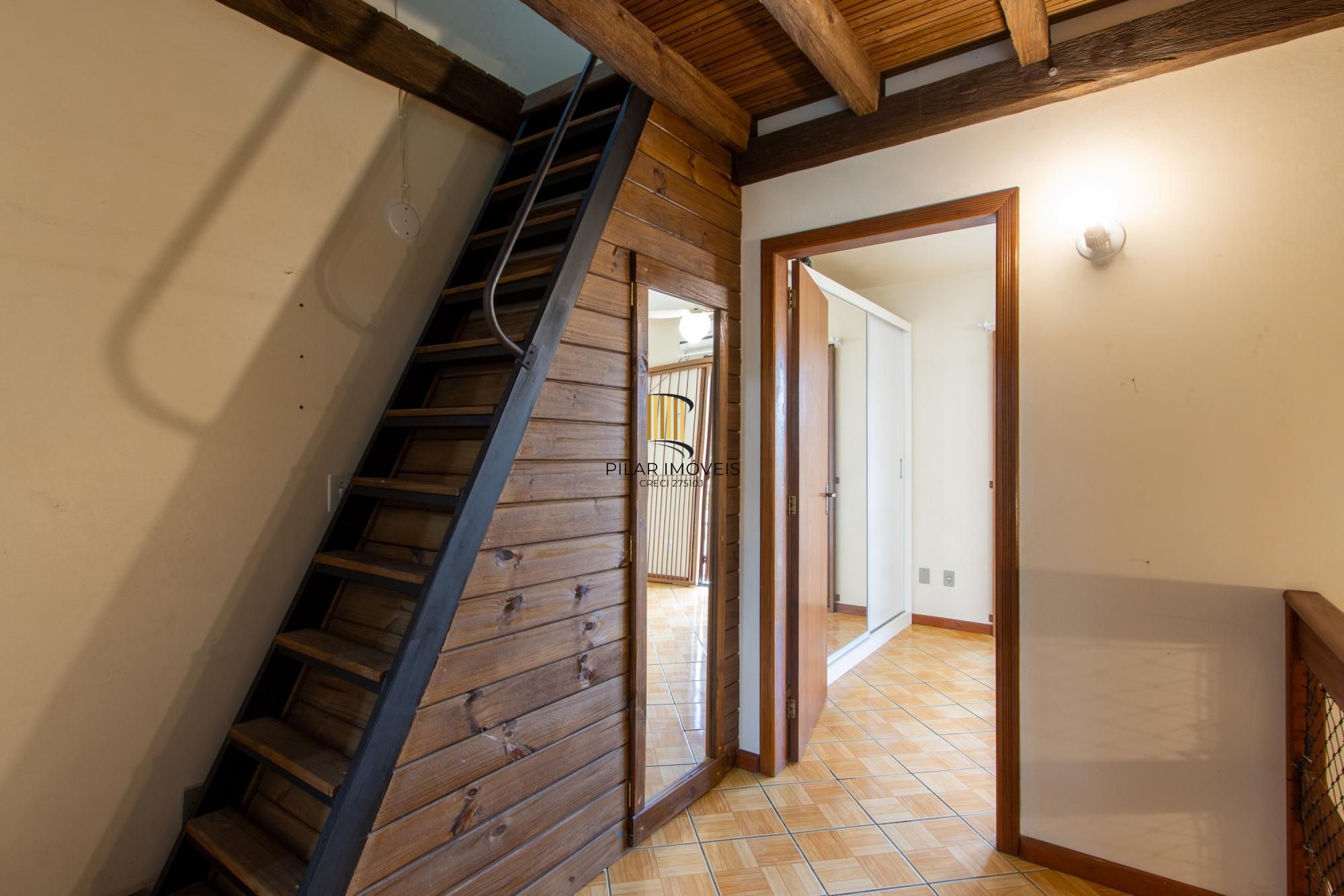 A casa possui 78m² de área construída, com um adicional de 20m²
