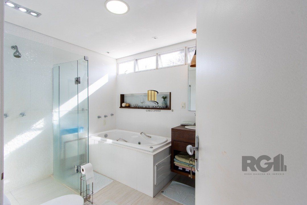 Casa a venda no bairro Guarujá com 4 dormitórios, piscina e salão de festas