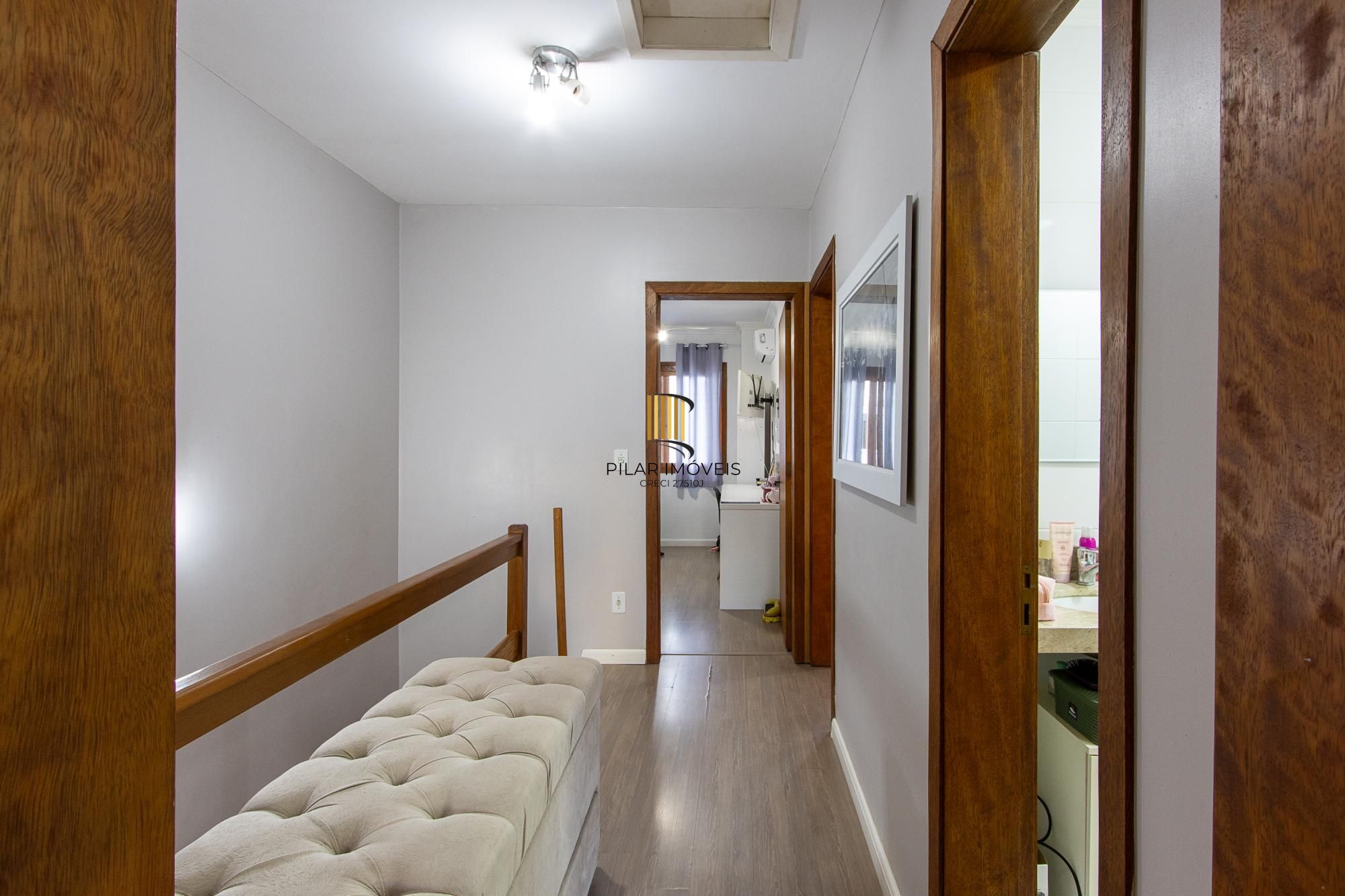 Casa de condomínio, 3 quartos, 1 suíte, piscina e 2 vagas de garagem;