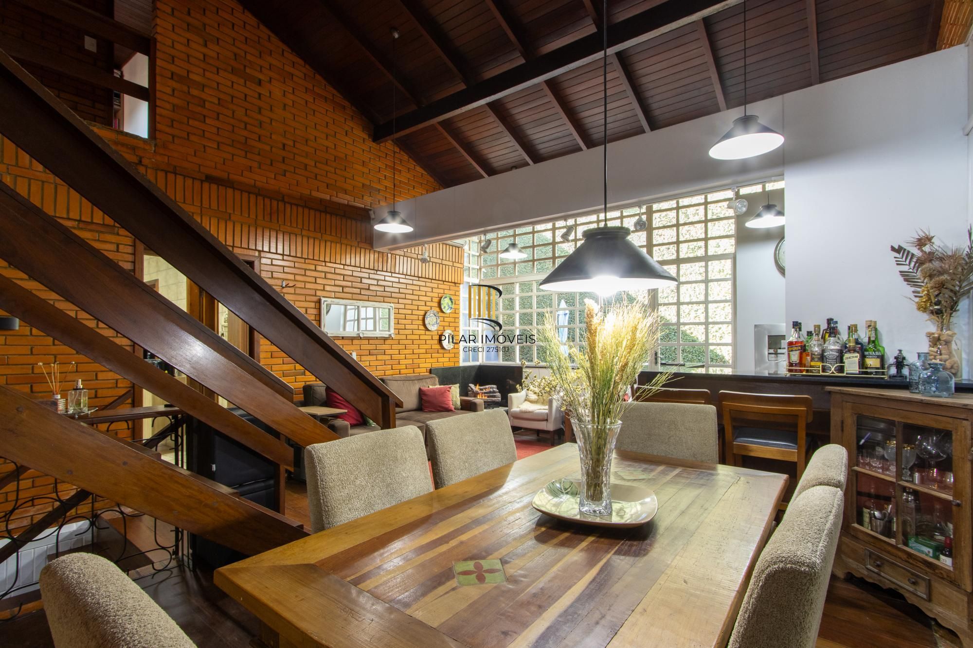 Casa 5 dormitórios no bairro Teresópolis