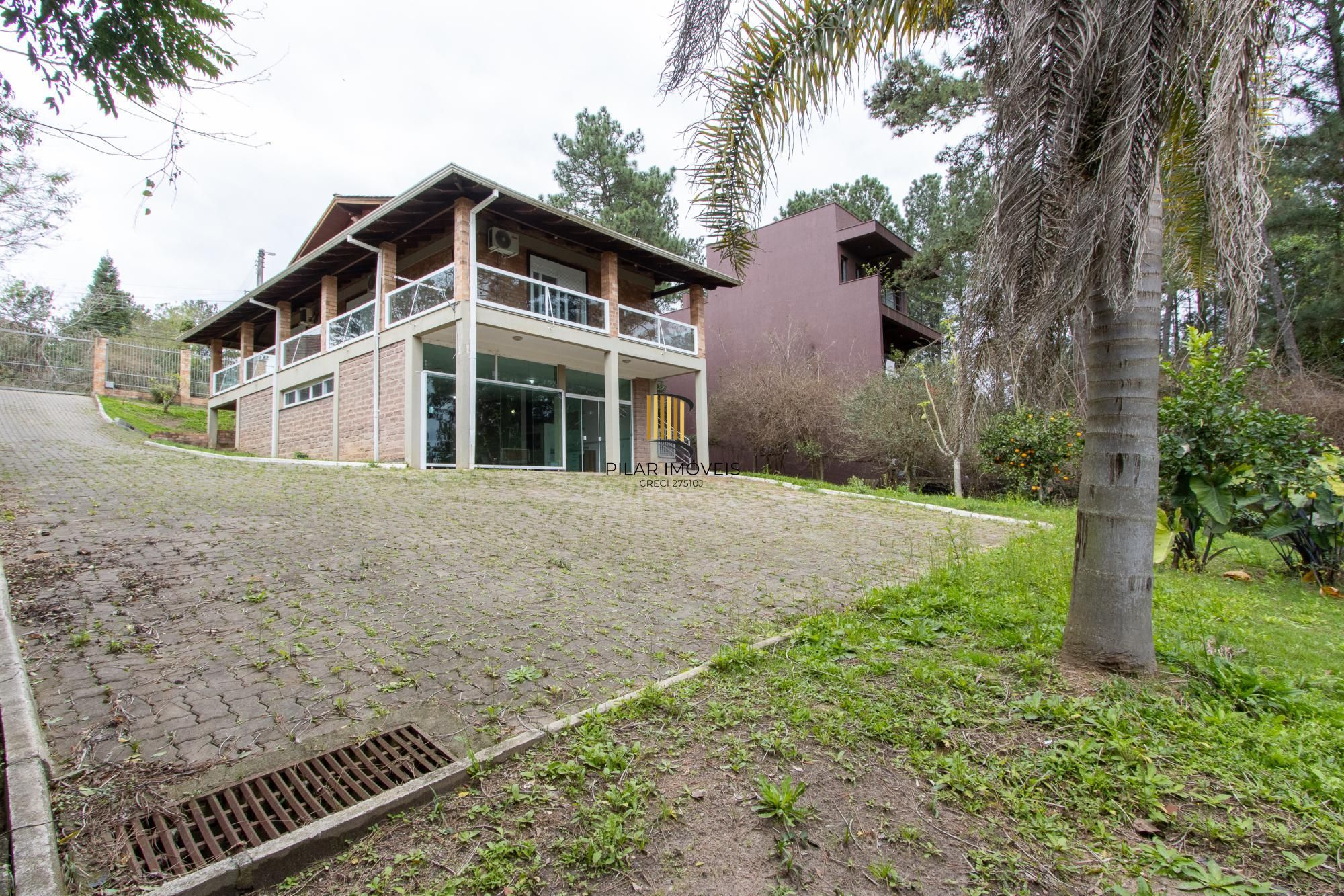 Casa de alvenaria, com 3 dormitórios, 1 suíte, living, cozinha, lavanderia, churrasqueira, banheiro social, pátio e 4 vagas de garagem.