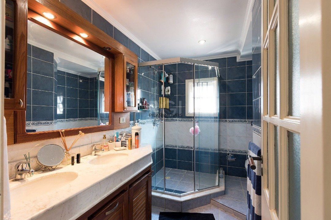 Casa para Venda - 320m², 5 dormitórios, sendo 2 suites, 3 vagas - Tristeza