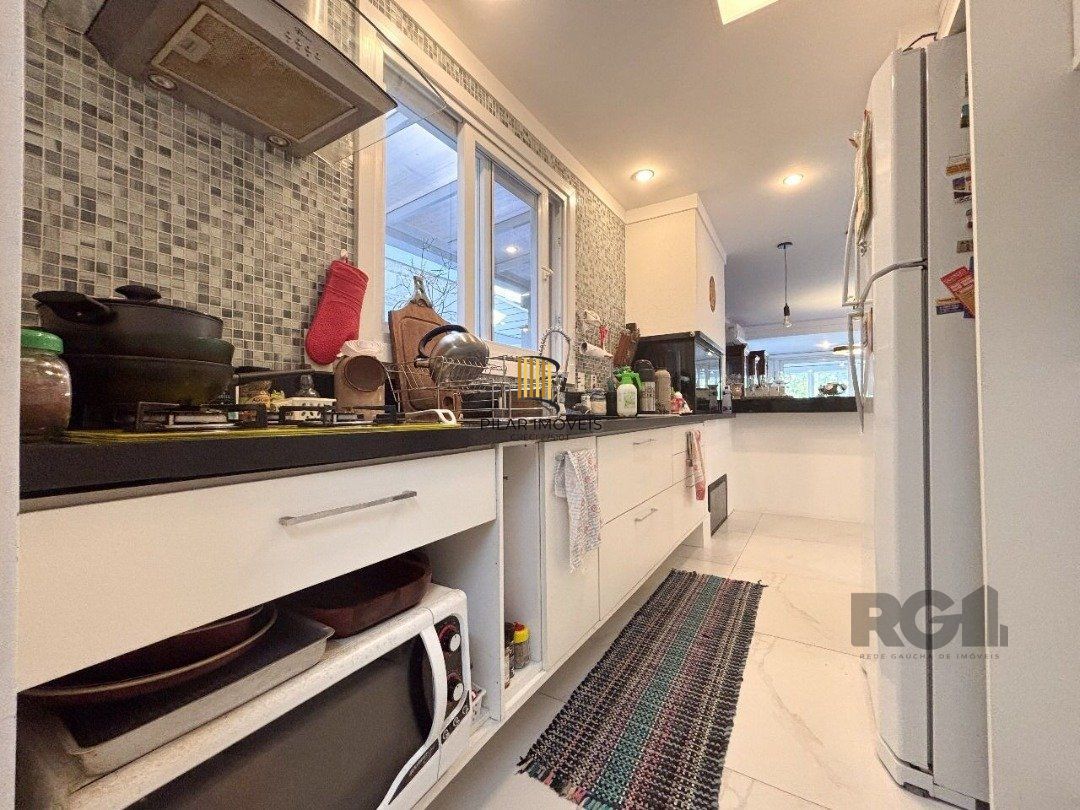 Casa em condomínio com pátio, piscina, 3 suítes e 2 vagas
