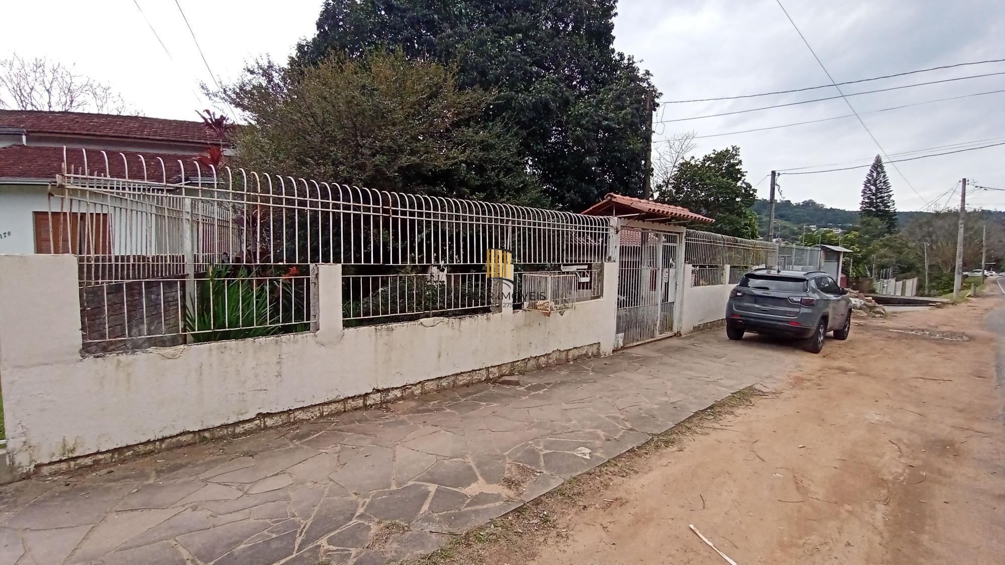 Sossego e natureza em Porto Alegre: 3 quartos, piscina e quase 2000m² de área
