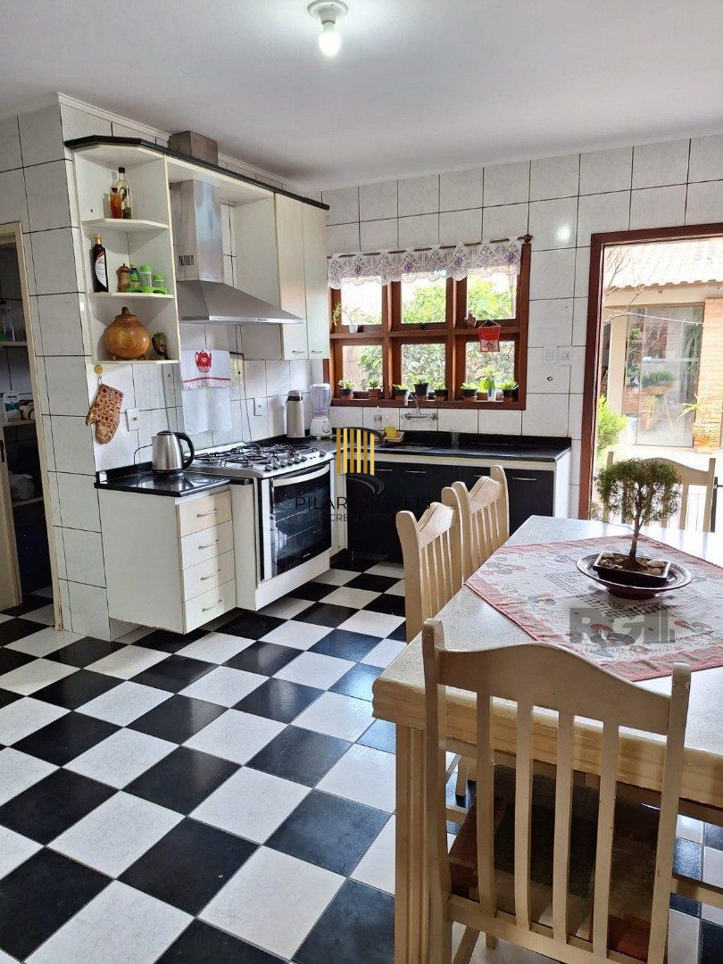 Casa 3 dormitórios no bairro Jardim Algarve