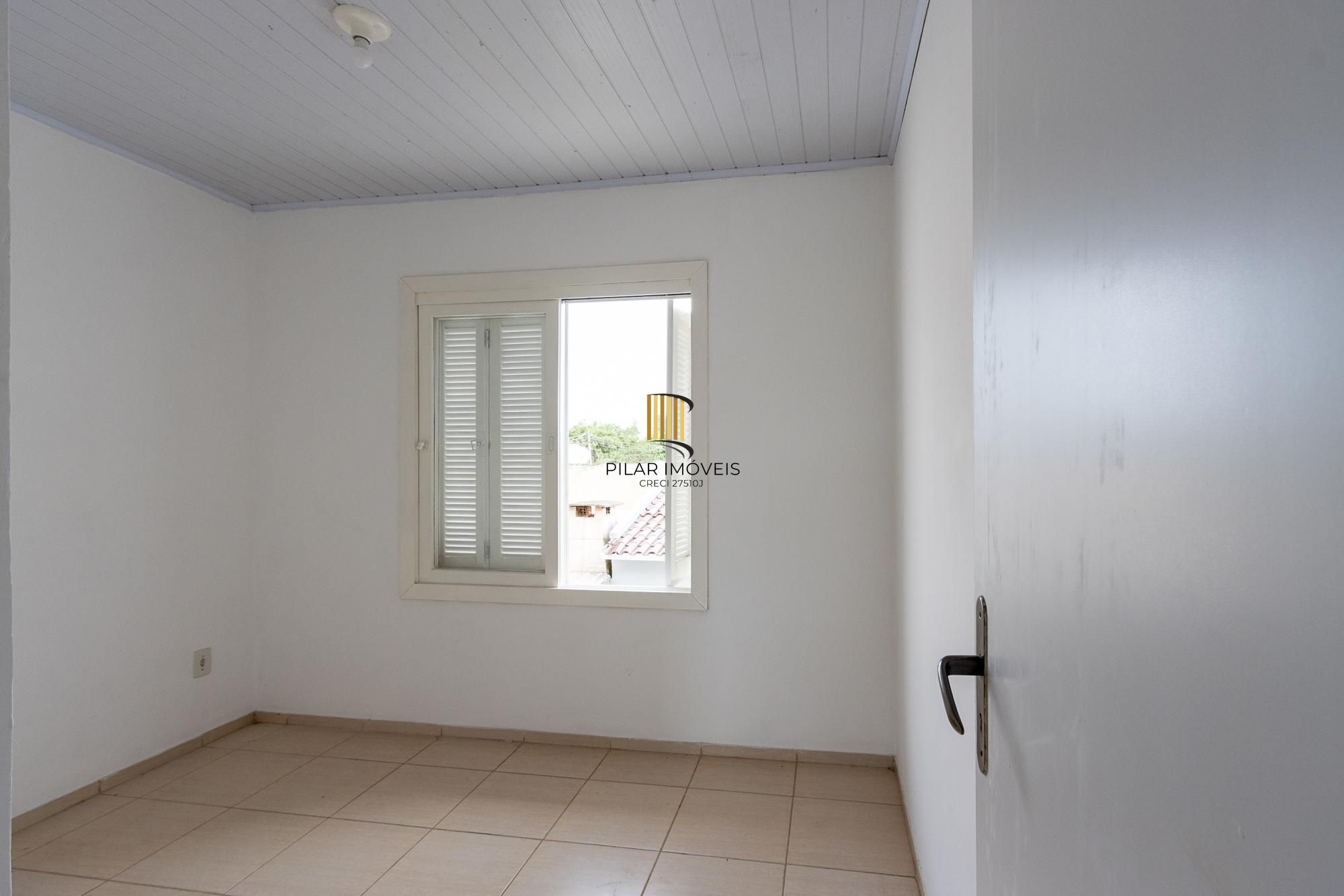 Casa (sobrado), 2 dormitórios, pátio - Bairro Hípica