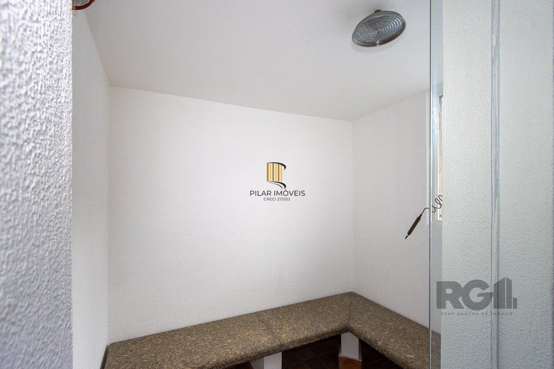 Casa Condomínio a Venda - 880m², 5 dormitórios, sendo 2 suítes, a master com lareira, 4 vagas - Cavalhada