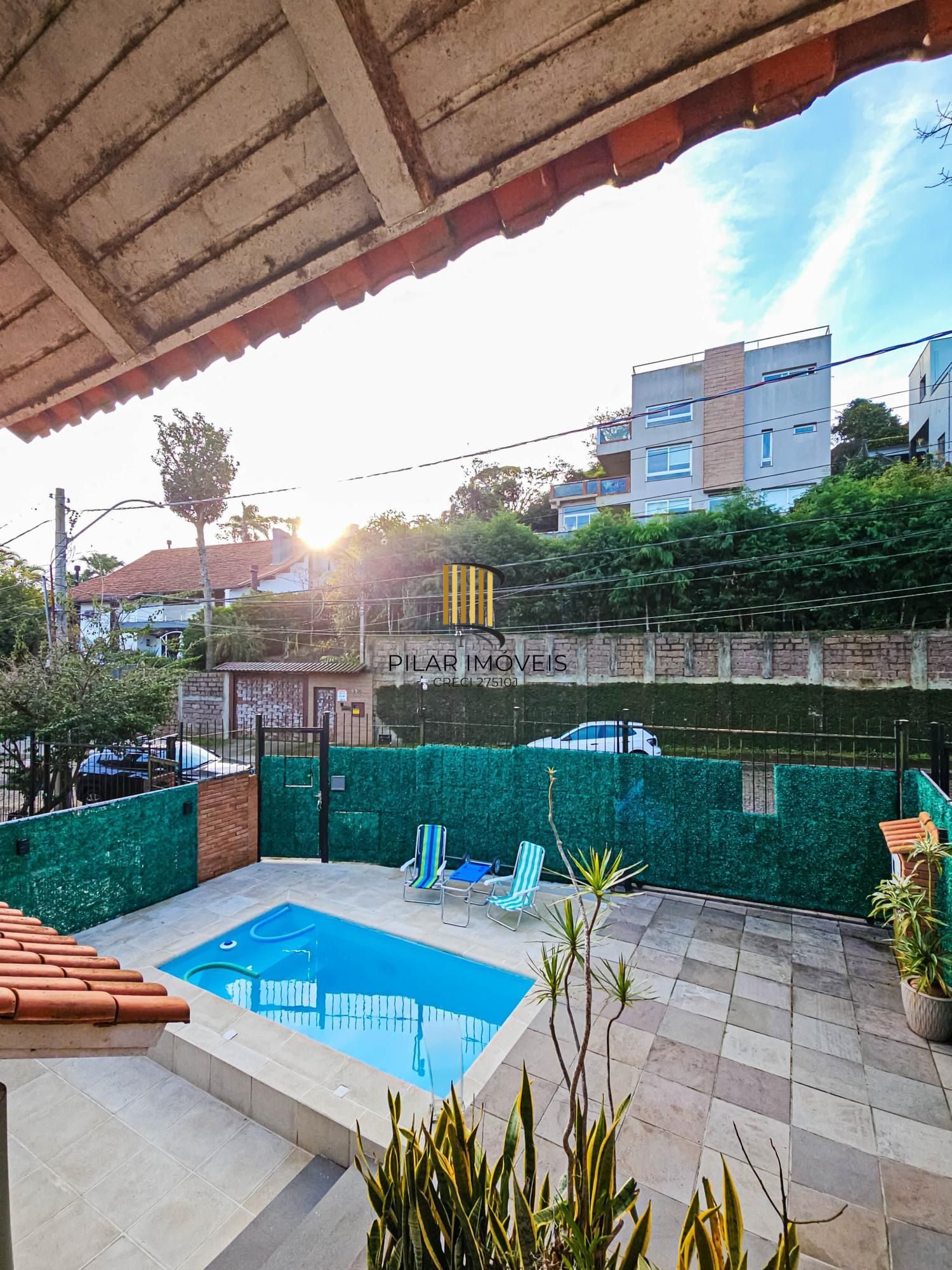 Casa na Vila Conceição, 3 dormitórios, 1 suíte, churrasqueira, lareira, 4 vagas, piscina aquecida e vista perene para o Rio.