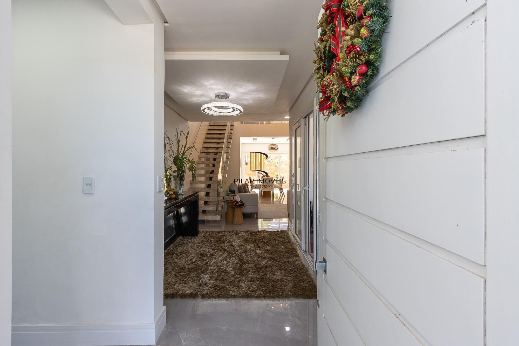 Excelente casa de 3 dormitórios, 3 suítes e 2 vagas no bairro Cavalhada.