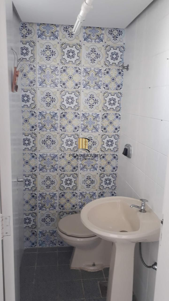 Cobertura com 137m², no Bairro Cristal, de 2 dormitórios, sento uma suíte, ampla sacada, churrasqueira, vista panorâmica, vaga coberta.